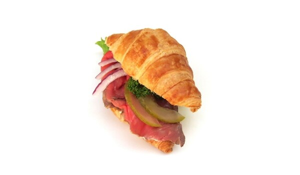 Mini croissant s roastbeefem na křenovém dresinku