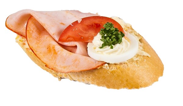 Chlebíček s debrecínskou pečení na bramborovém salátě