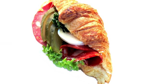 Mini croissant se španělským salámem Chorizo a vajíčkem